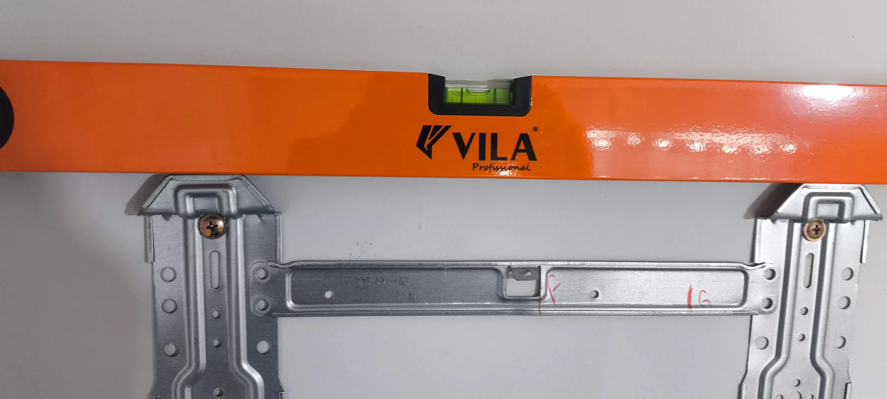Nivelamento técnico durante instalação de ar-condicionado